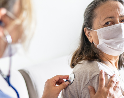 医生正在检查病人的肺部